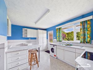 Kitchen/Breakfast Room- click for photo gallery